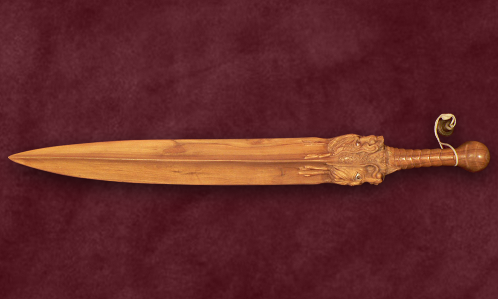 Háromélű kard, amelynek markolatán a három sárkányfej a javas felé néz. A javasok egyik szimbóluma.